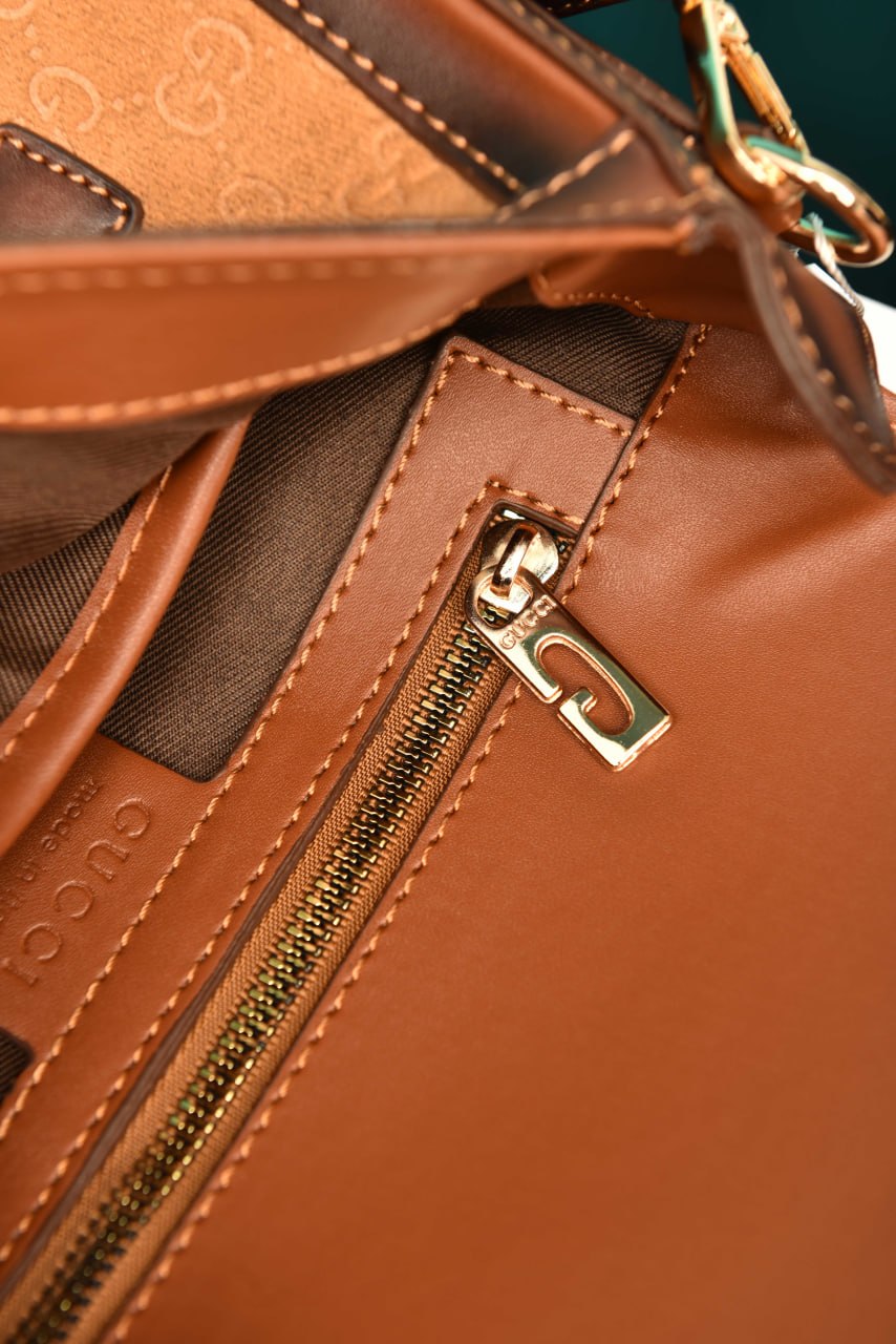 GG - Horsebit Shoulder Bag in Leather