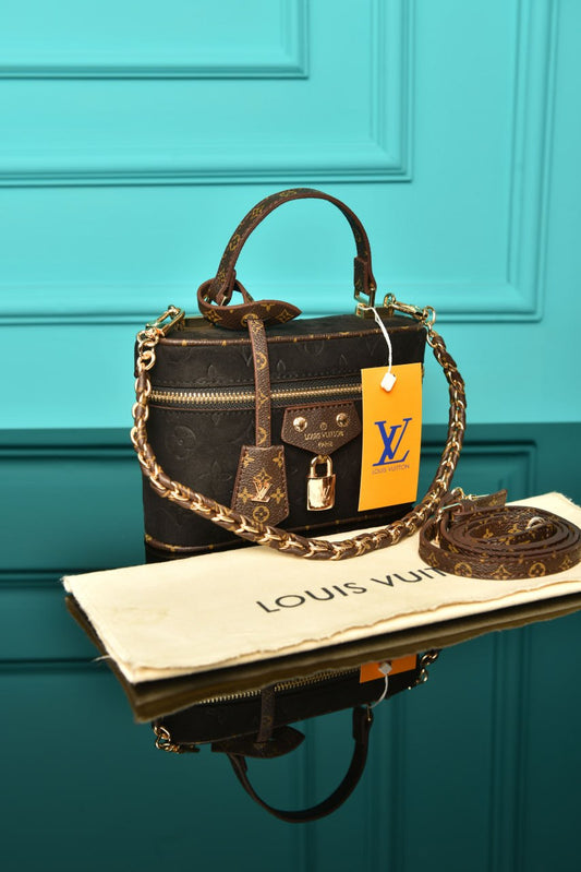LVS - Vanity Chain Pouch in Suede