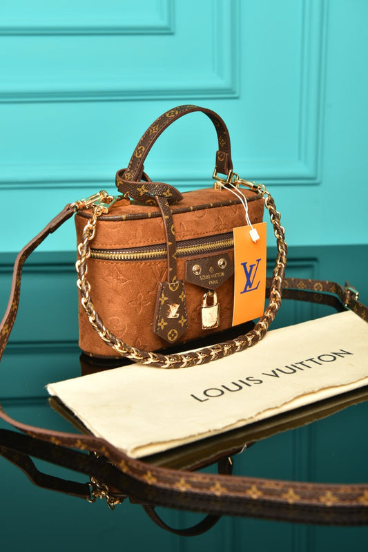 LVS - Vanity Chain Pouch in Suede