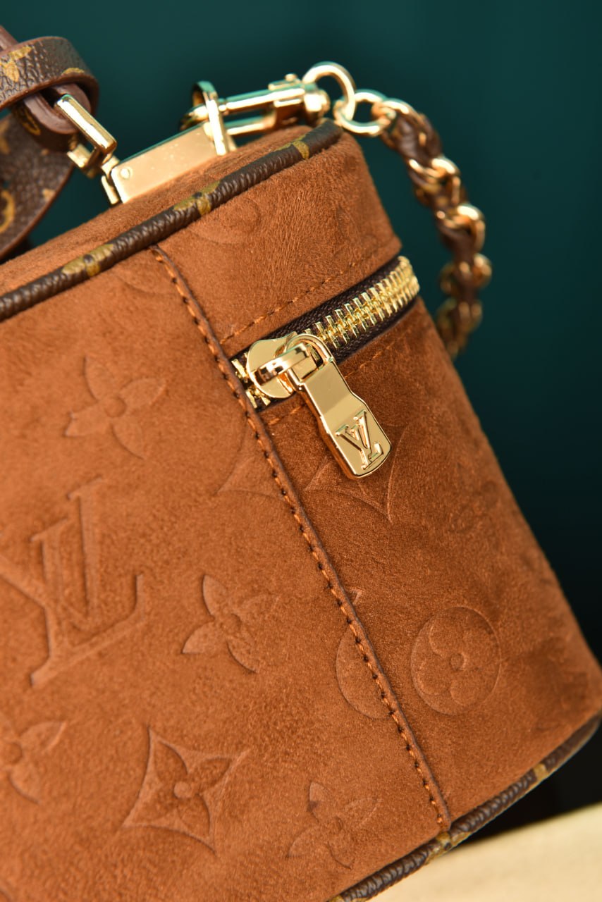 LVS - Vanity Chain Pouch in Suede