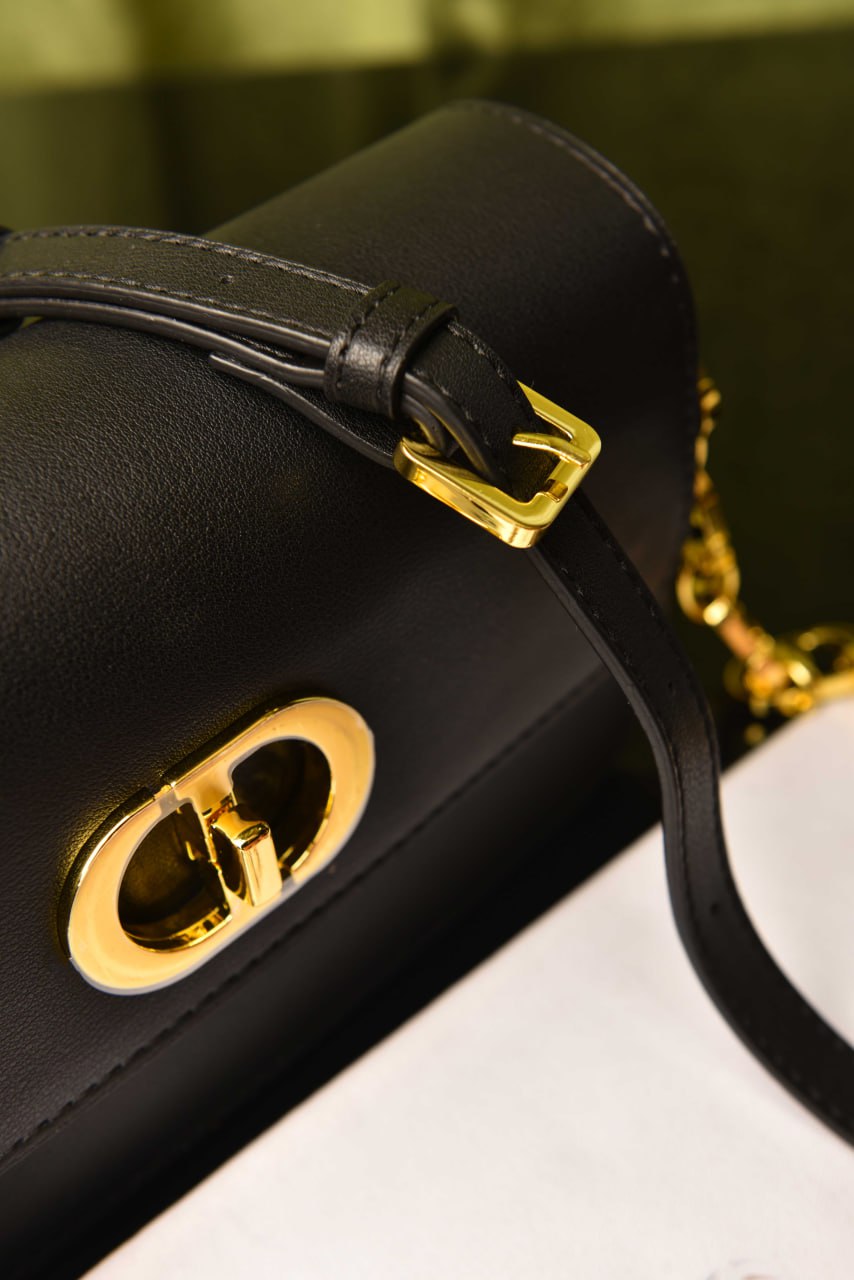 DI0r -  30 Montaigne Avenue