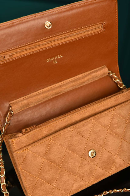 CH - Classic Wallet on Chain (Suede)